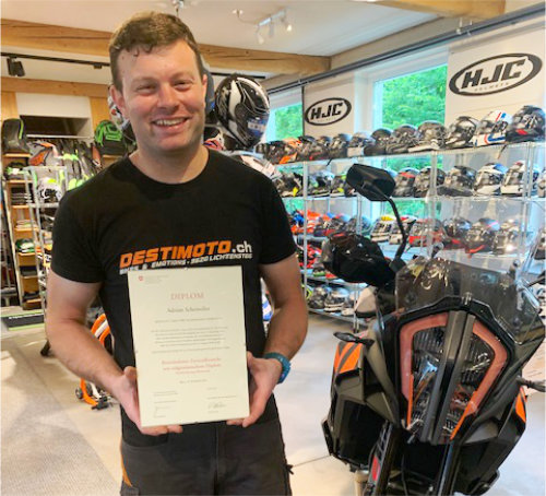 Wir gratulieren Adrian Scheiwiller zum Betriebsleiter Zweiradbranche mit eidgenössischen Diplom